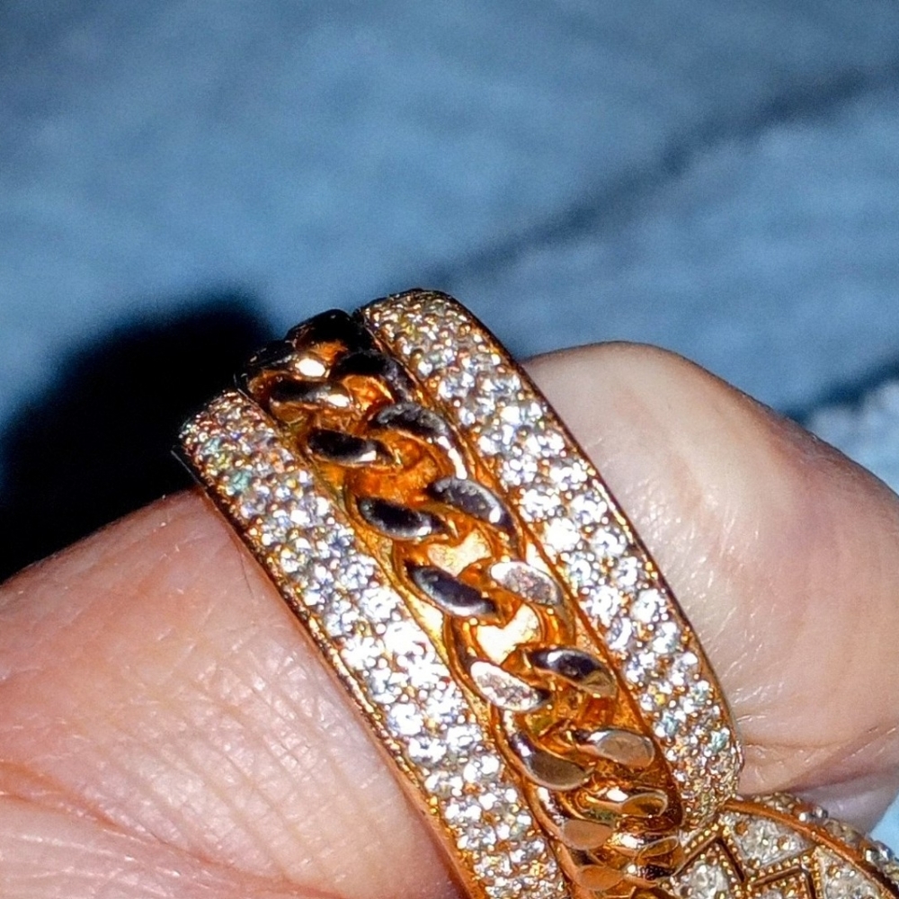 C-009 NWOT Possession chain motif ring
